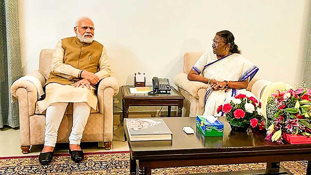 द्रौपदी मुर्मू के घर जाकर प्रधानमंत्री नरेंद्र मोदी ने दी जीत की बधाई